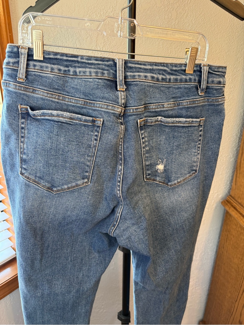 Vervet Women's Cropped stretchy Straight-Leg raw hem denim jeans. Size 16 - Picture 5 of 7